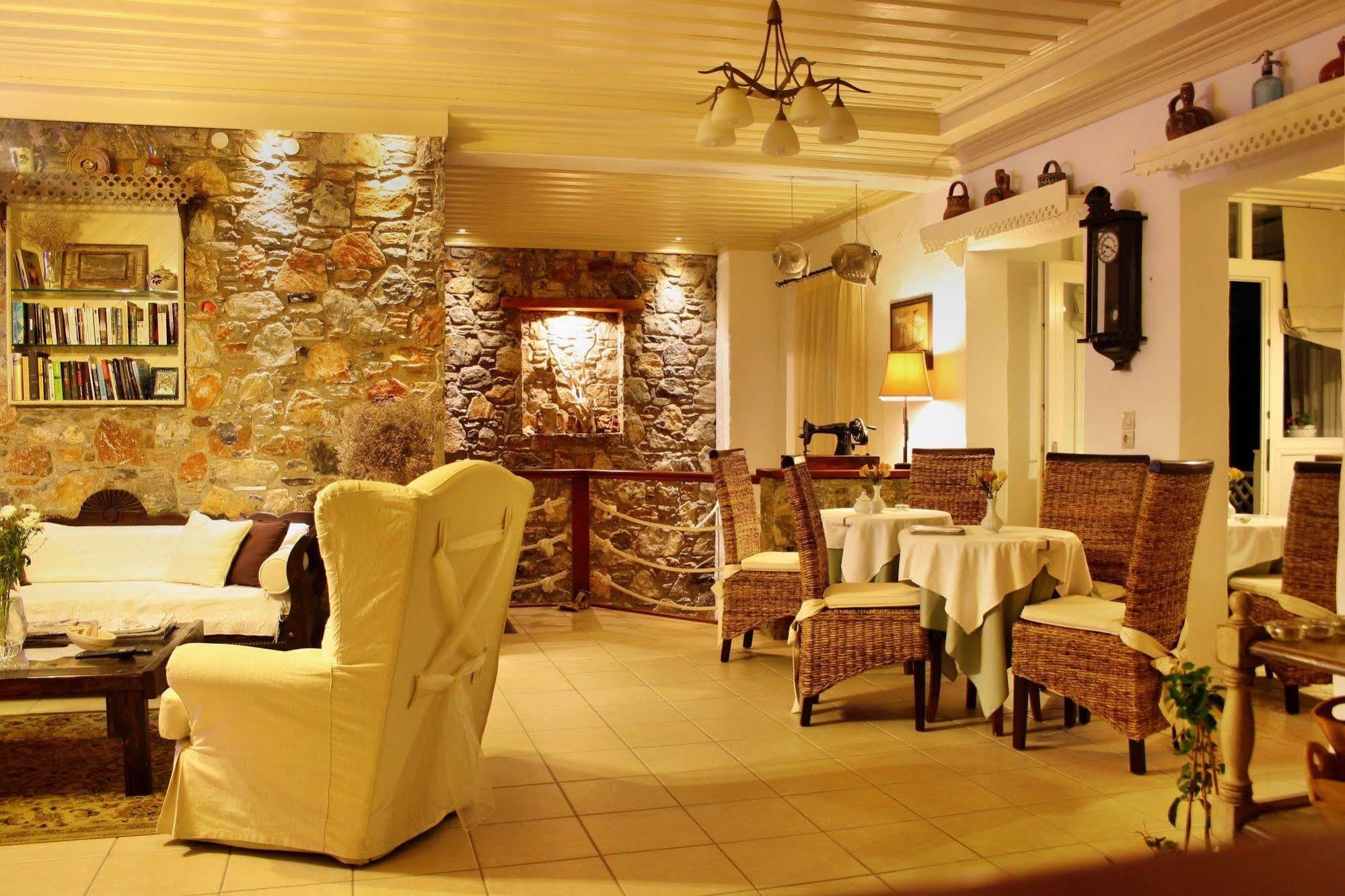 Tholaria Boutique