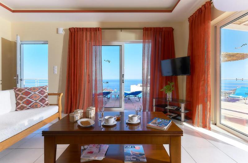 Fotoula Apts 2*