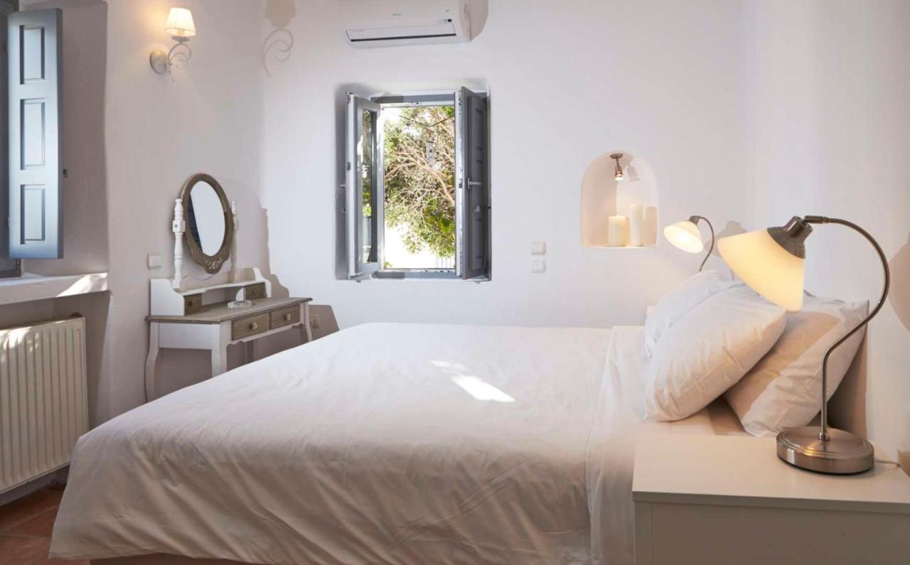 Aleria Santorini