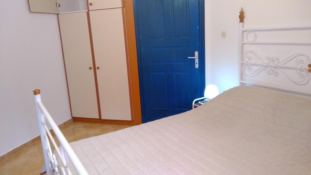Akti Miaouli Vari (Syros)