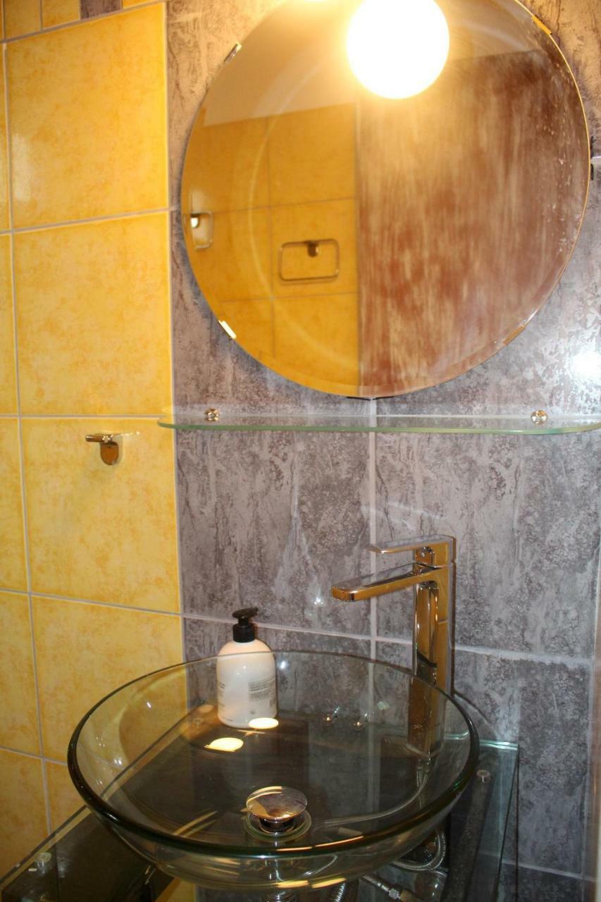 Marema 1 Apartment Kompoi