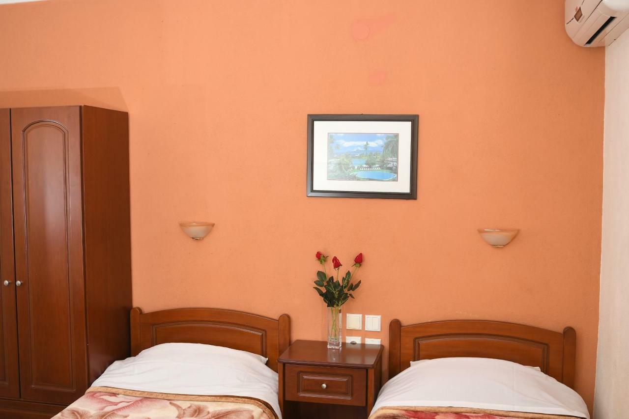 Manos Hotel *