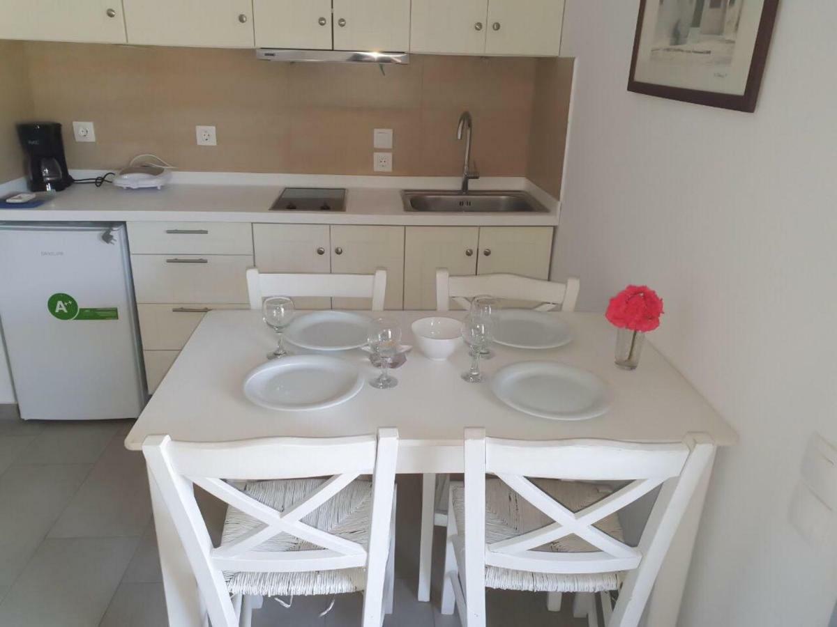 Thomas In Katapola Apartment
