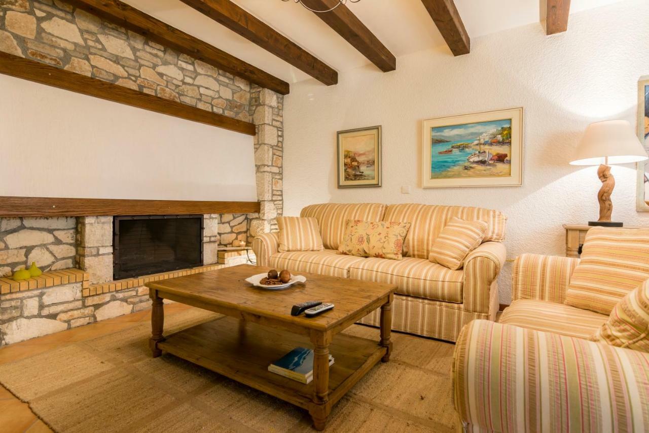 Elaia Villas *