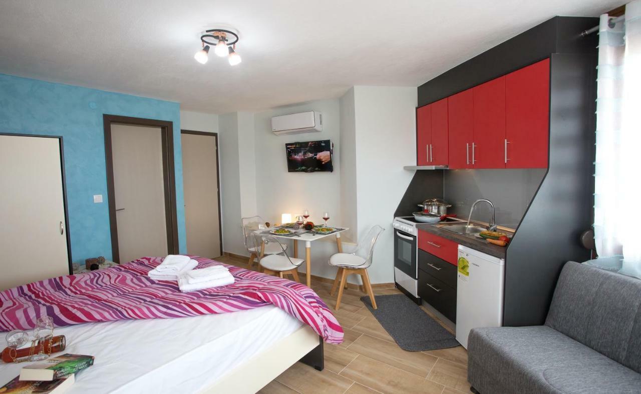 Guest house Rent House Karavi
