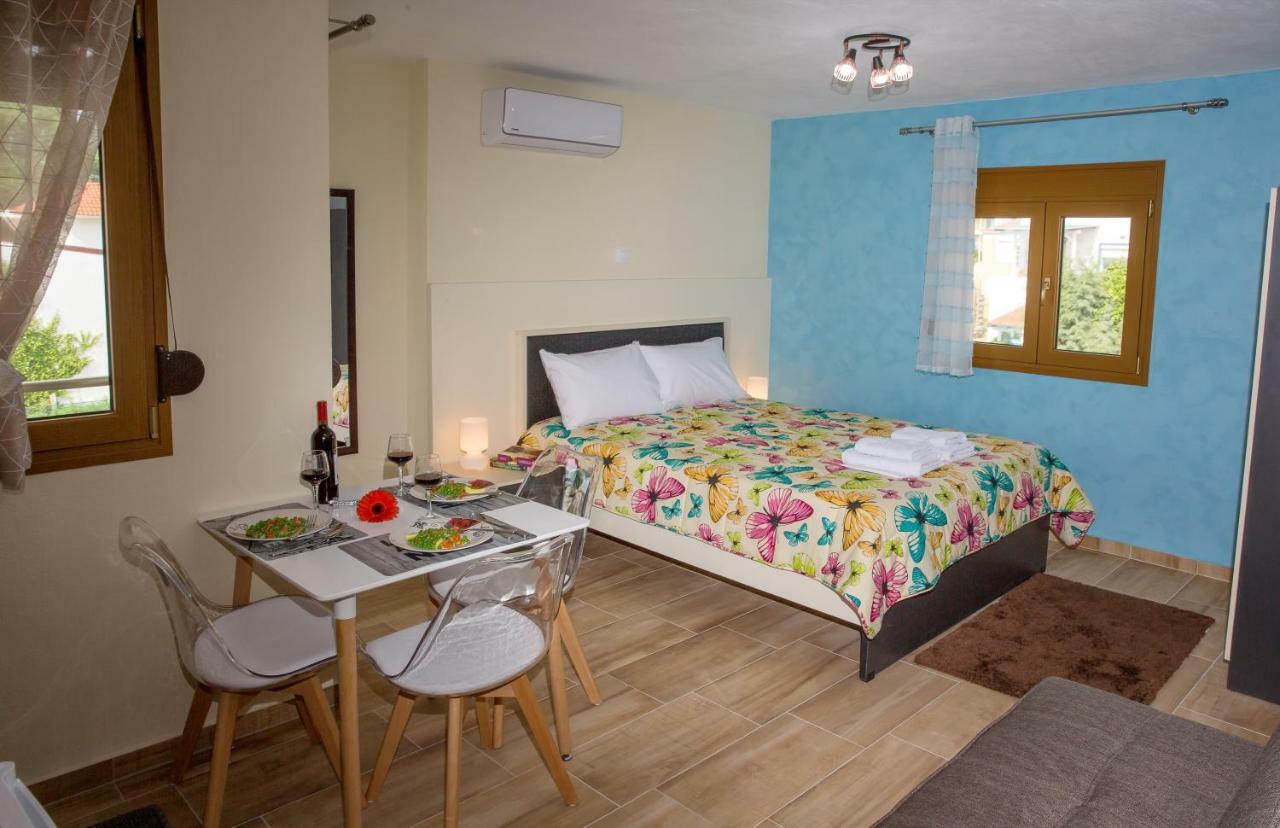 Guest house Rent House Karavi