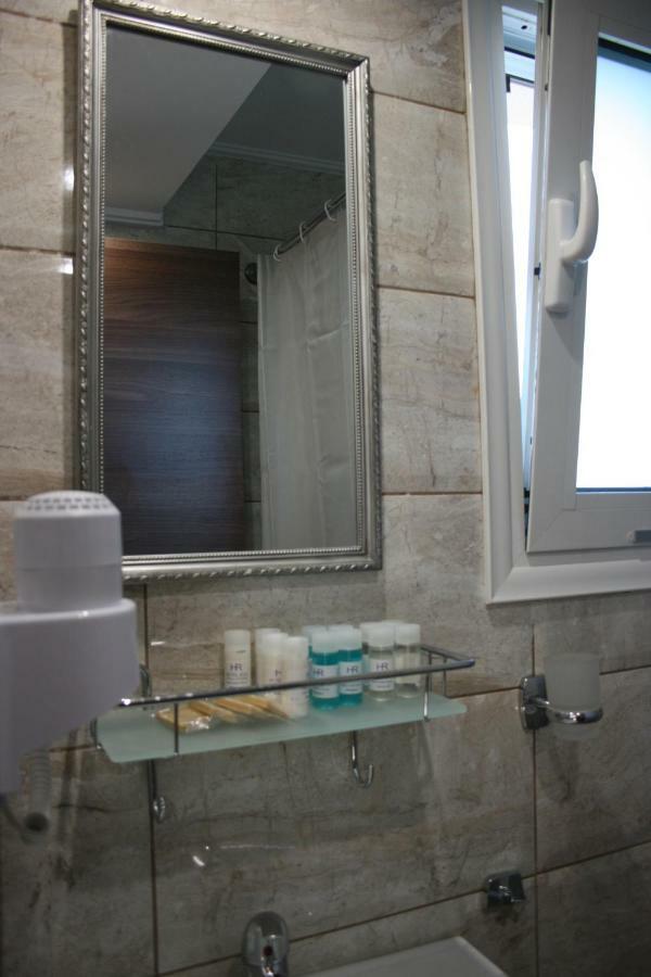 Rea Hotel *
