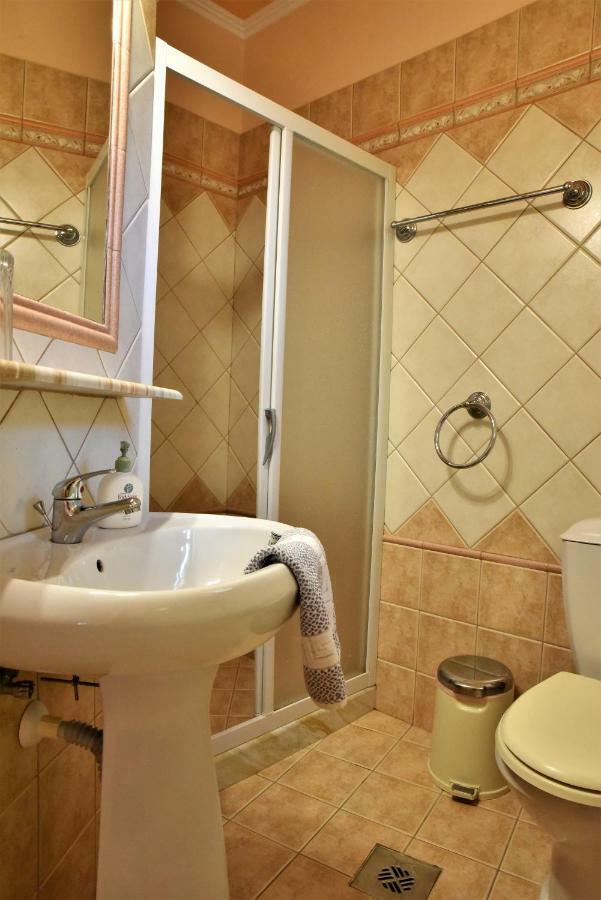 Guest house Avra Milos 2*