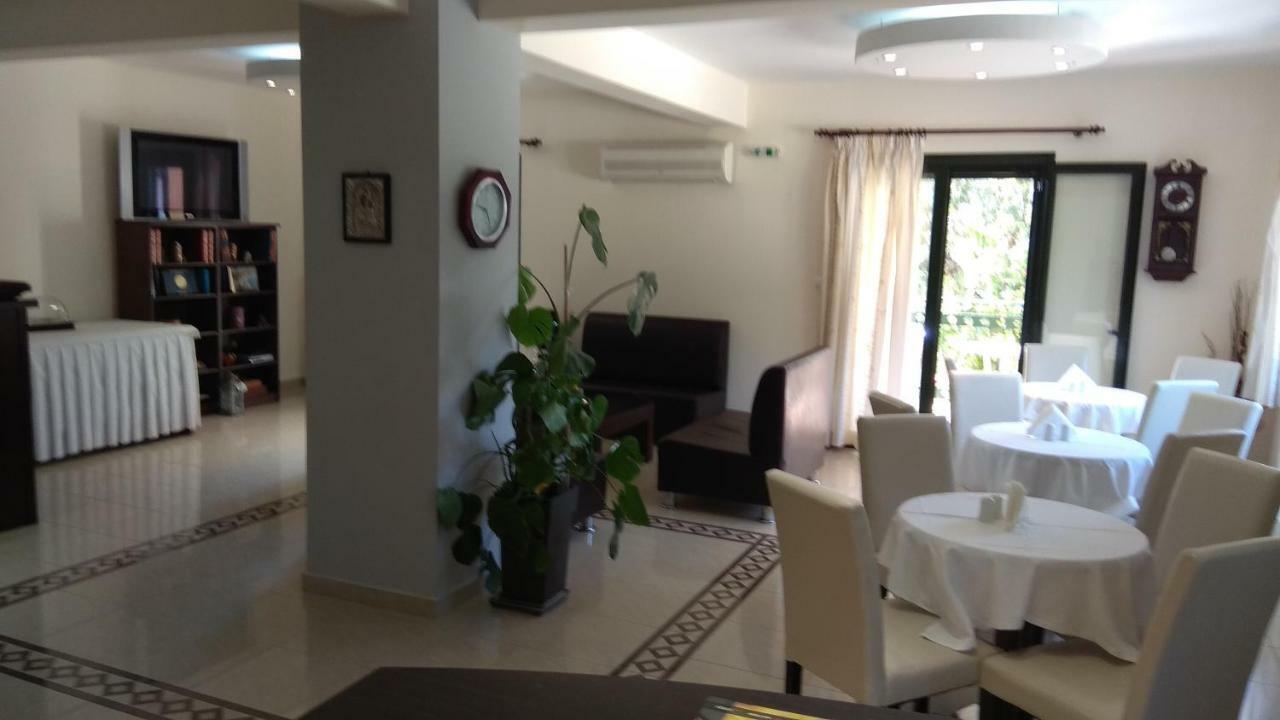 Patelis Aparthotel Poulithra