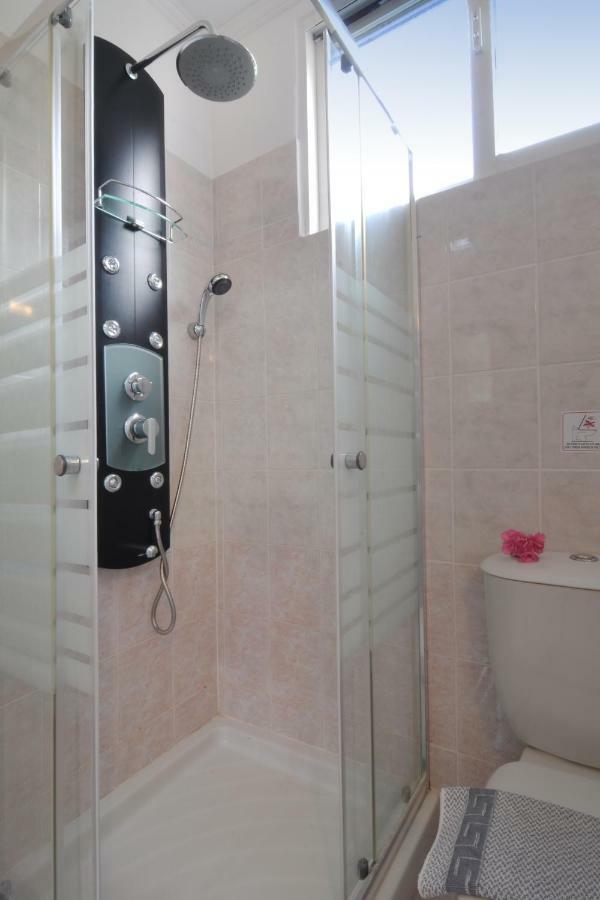Golden Fox Studios And Suites Apartment Lakones