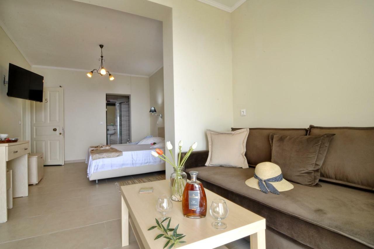 Golden Fox Studios And Suites Apartment