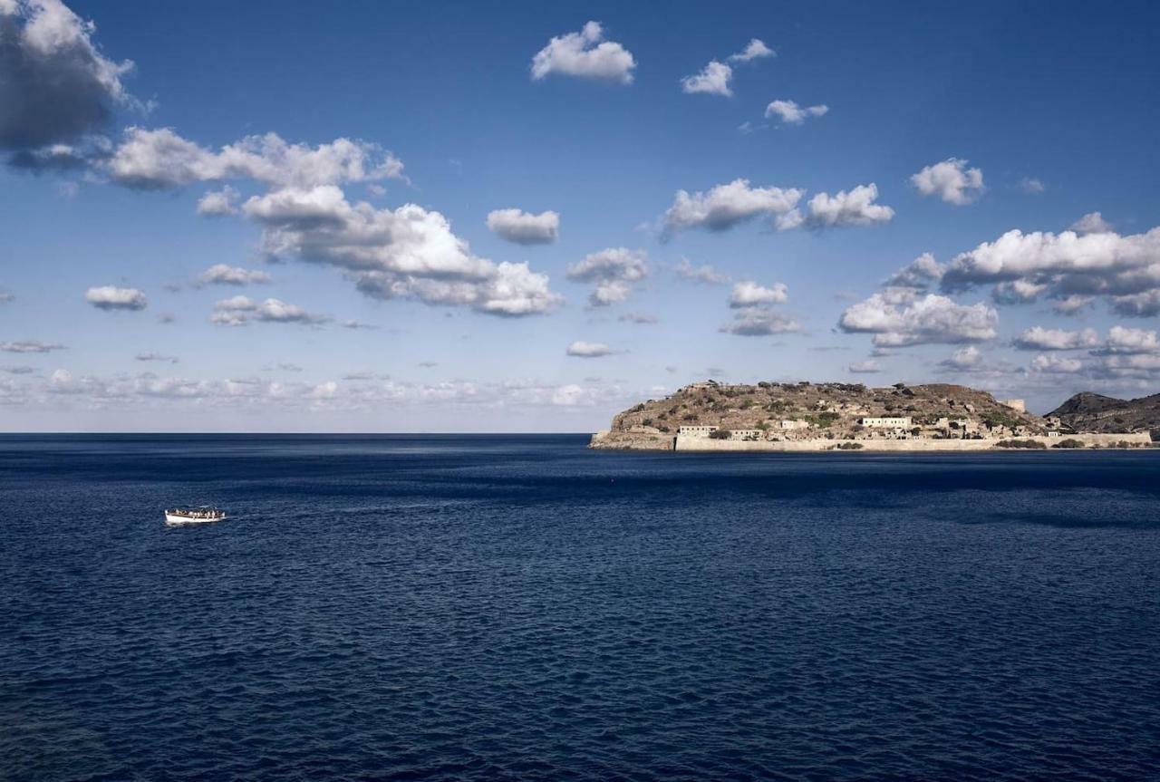 Plaka Sea Front Apartment