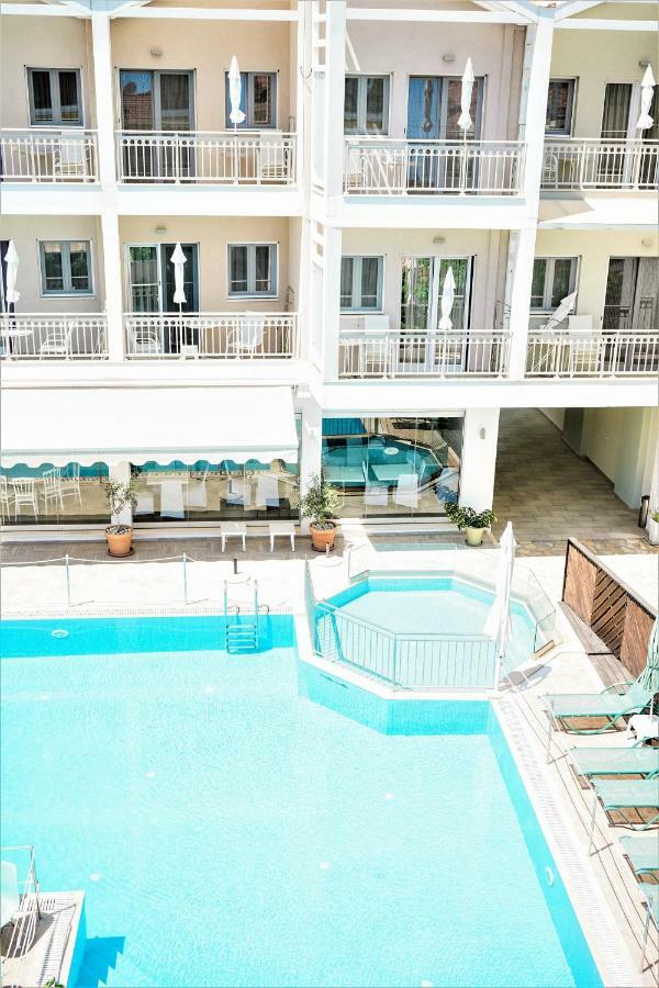 Aggelos & Deluxe Aparthotel 2*