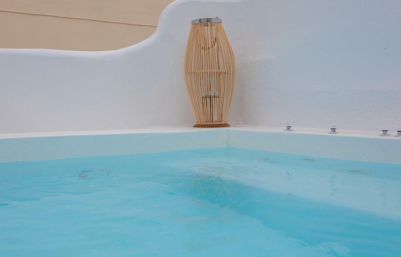 By Georgia Apartment Fira (Santorini)