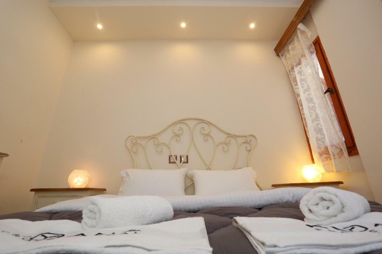 Kyana Big Blue Apartment
