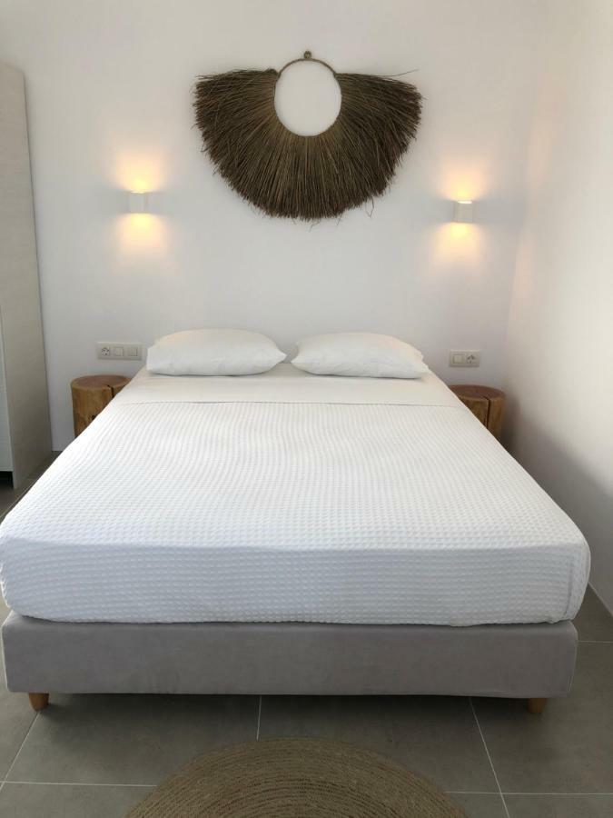 Odysseas & Naousa (Paros)