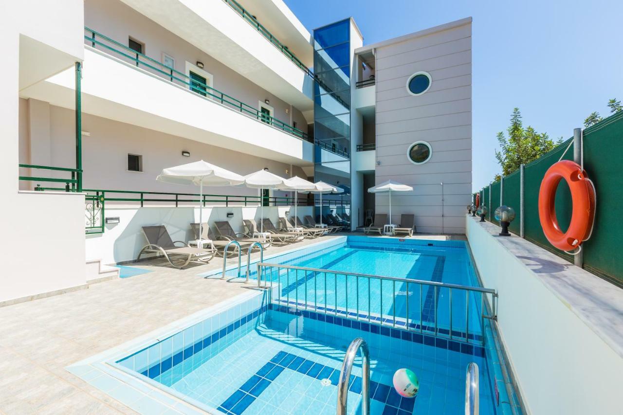 Manos Palace *