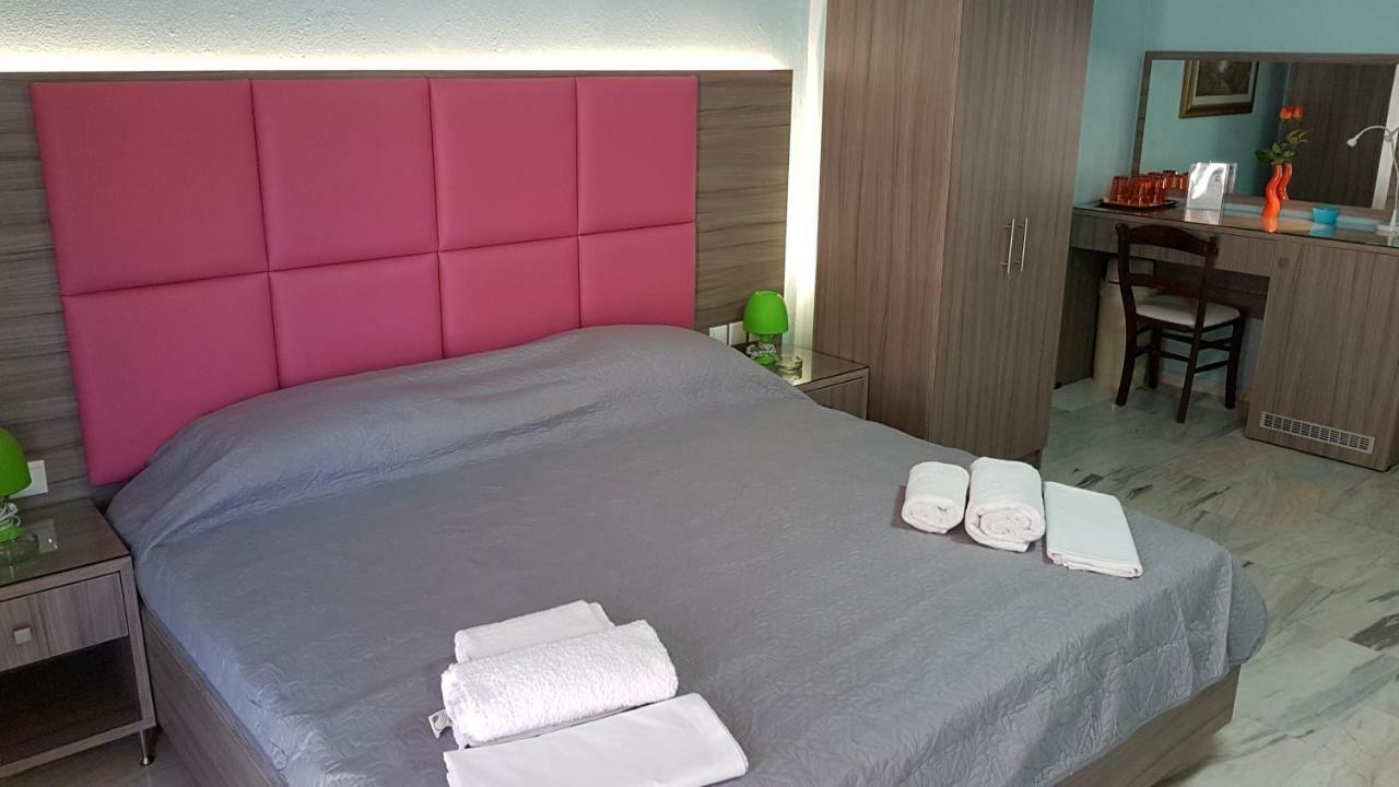 White Rose Hotel *