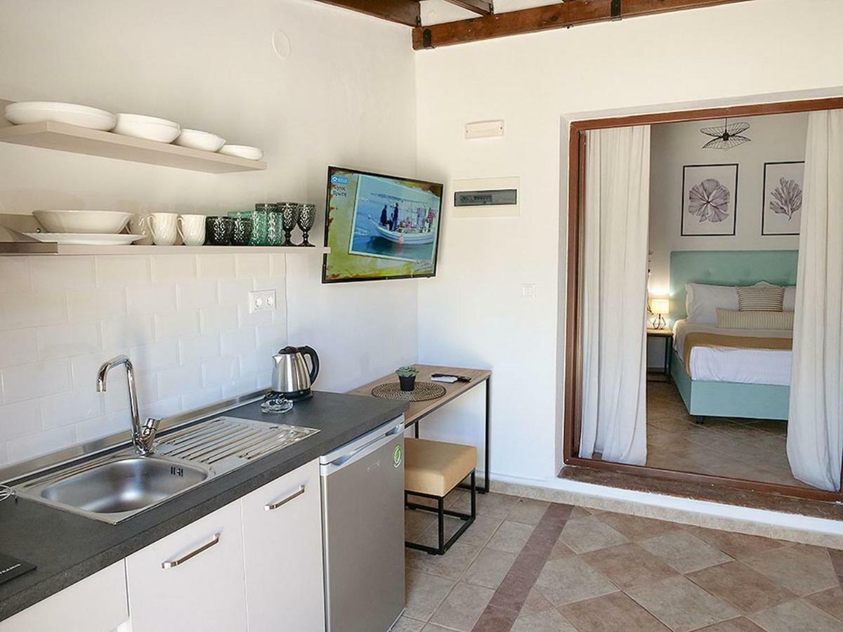 Aparthotel Komitsa Luxury Nea Roda