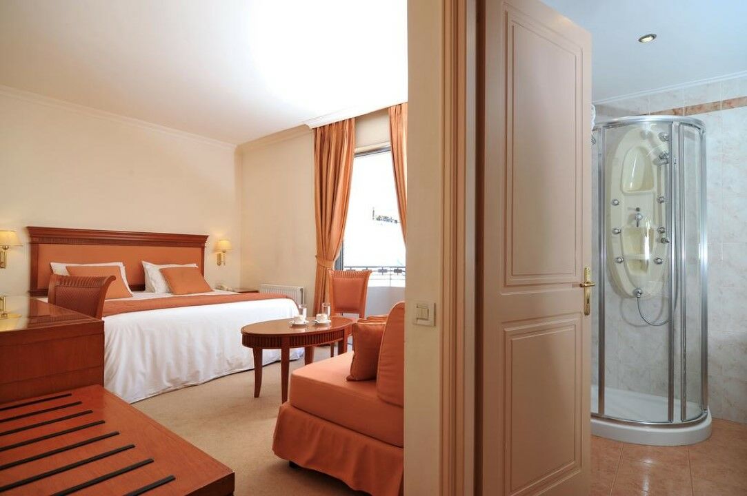 Atrium & Jacuzzi Hotel 4*