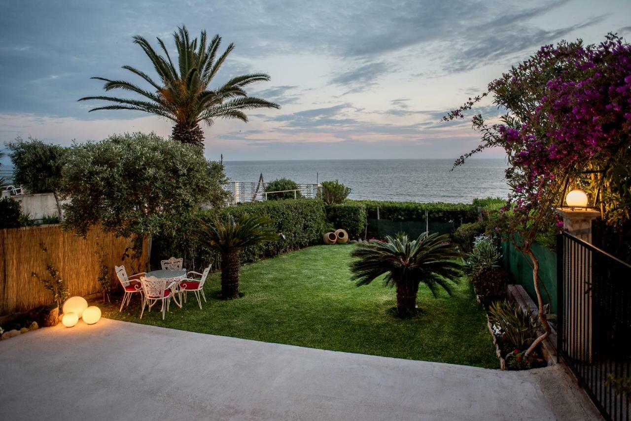 Holiday home Oikia Eleanthi - Beachfront Garden Home! *