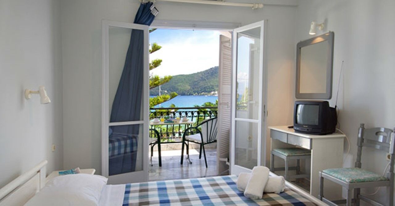 Athina Hotel Karavomylos