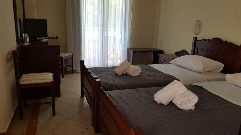 Palace 4* Skyros