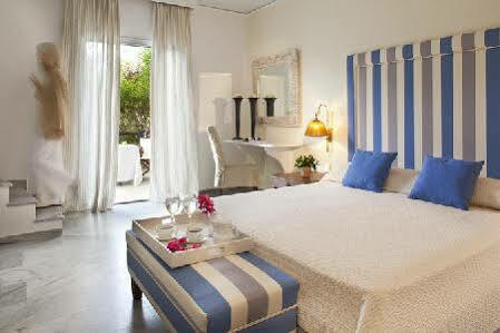 Yria Boutique & 5* Parasporos