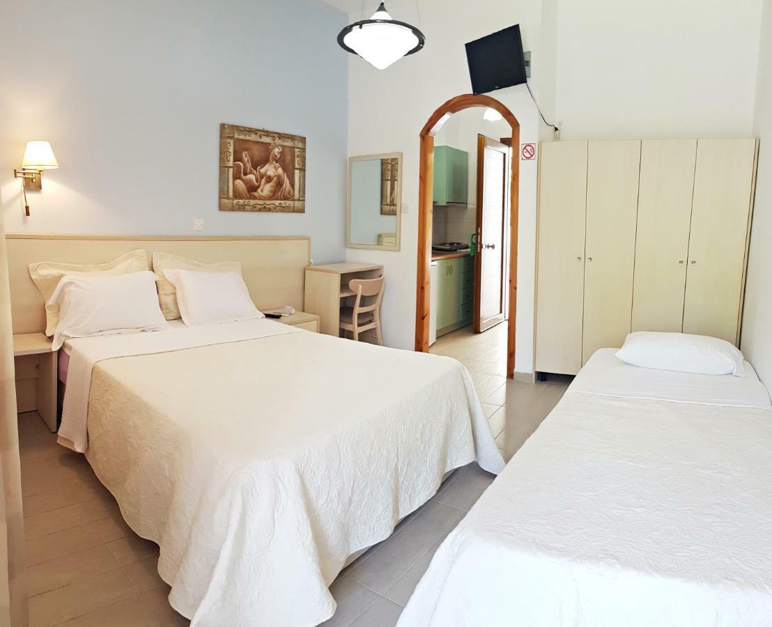 Efrosini & 2* Paralia Panteleimonos