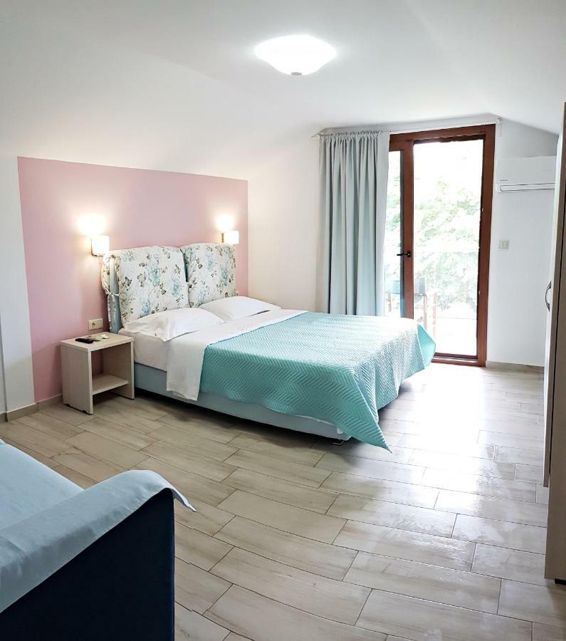 Efrosini & Aparthotel 2*
