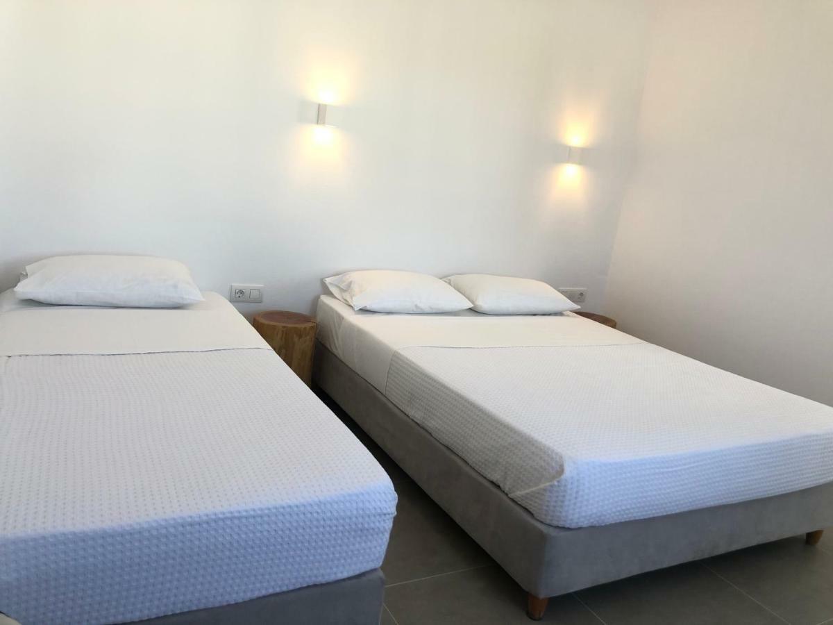 Odysseas & * Naousa (Paros)