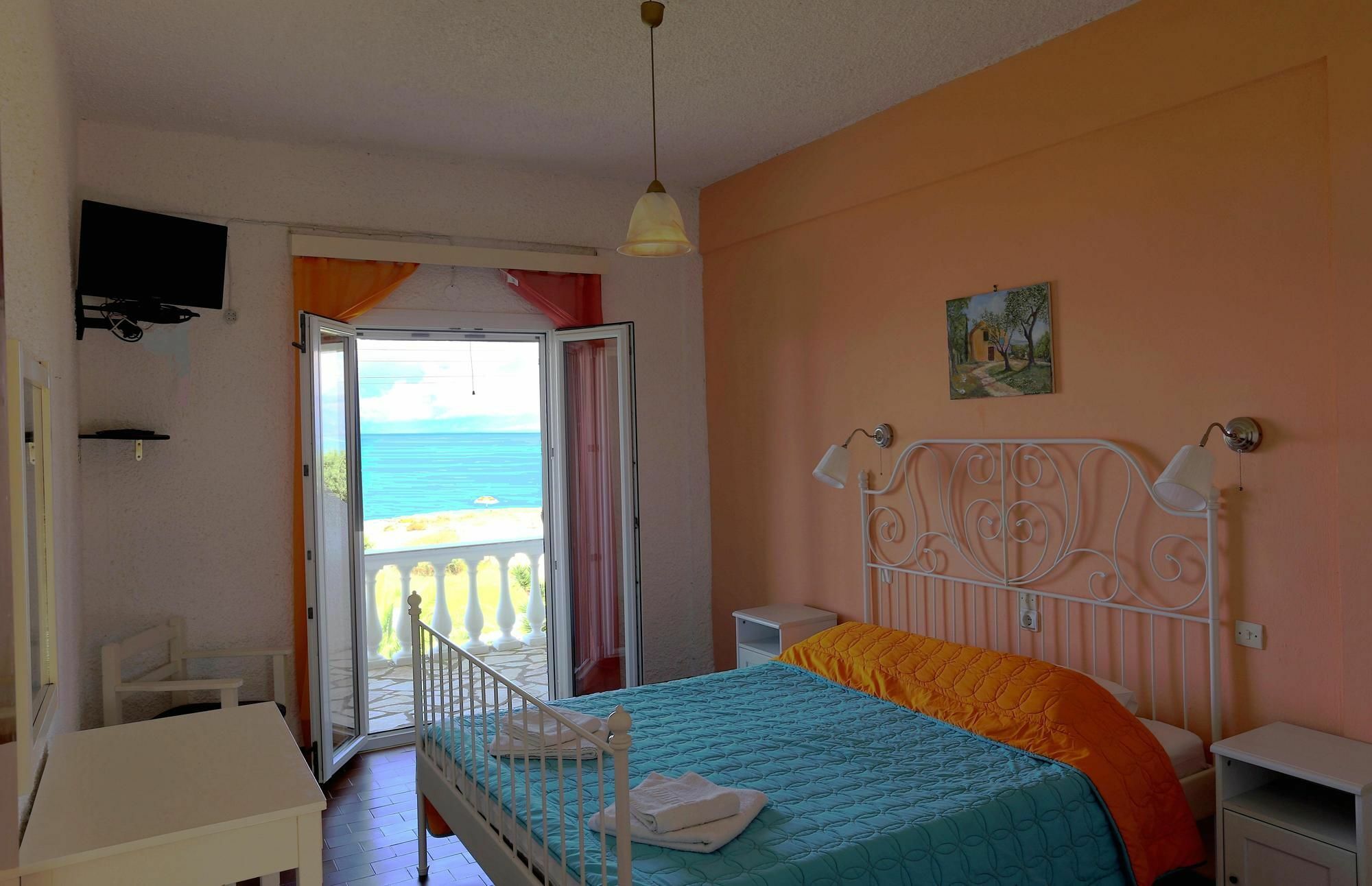 Elli Beach And Studios