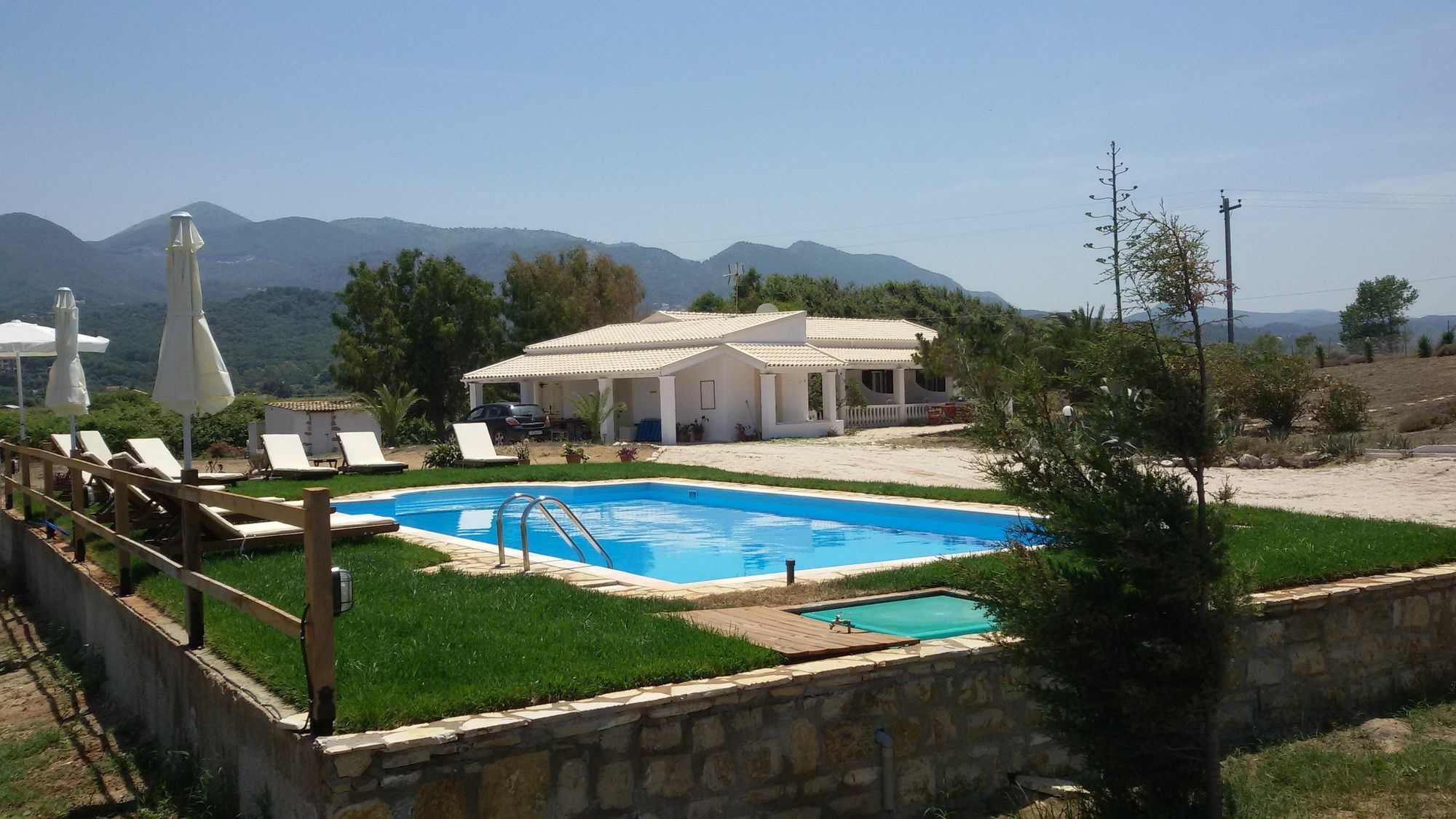Elli Beach And Studios Apartment