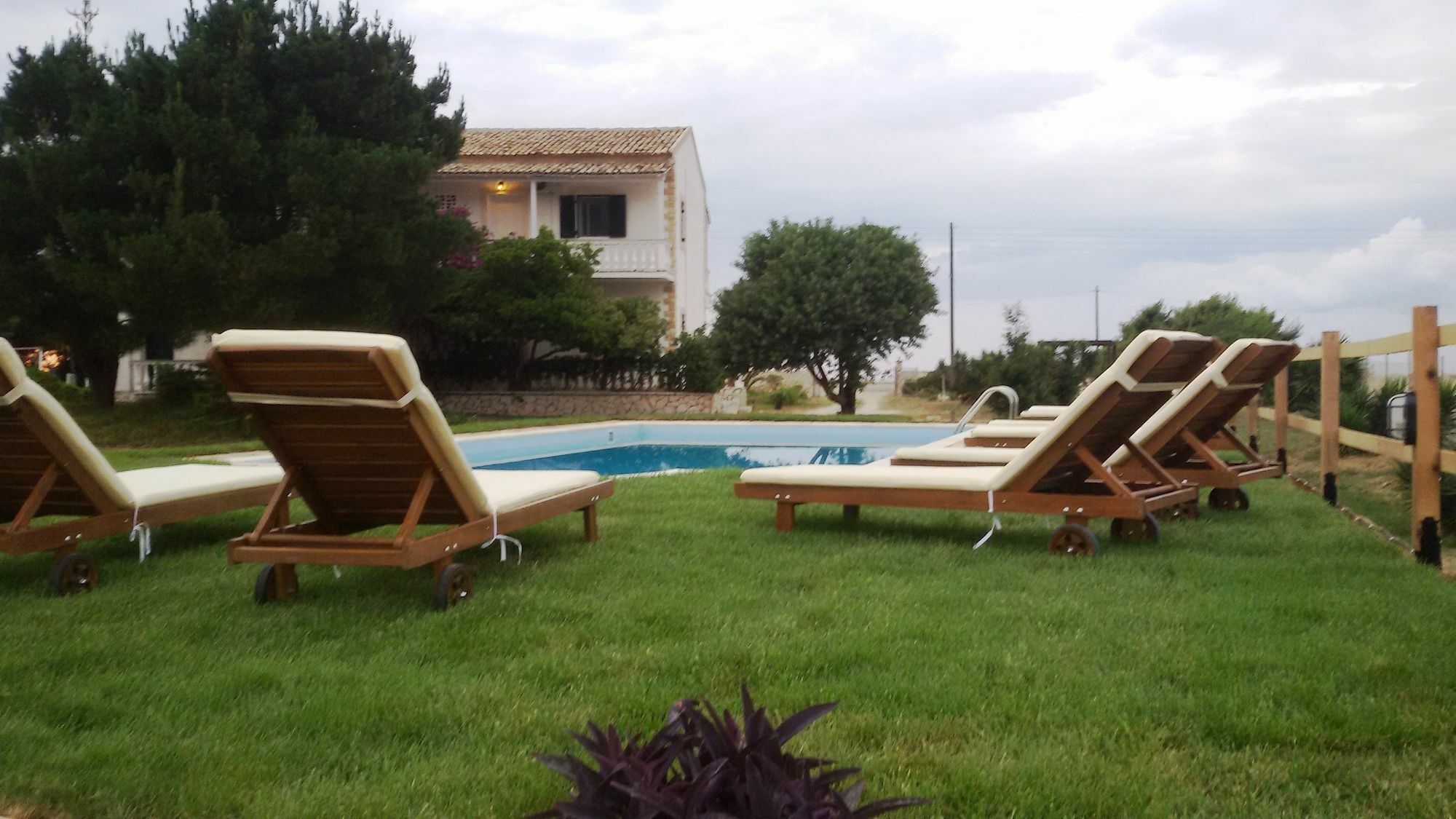 Elli Beach And Studios Apartment