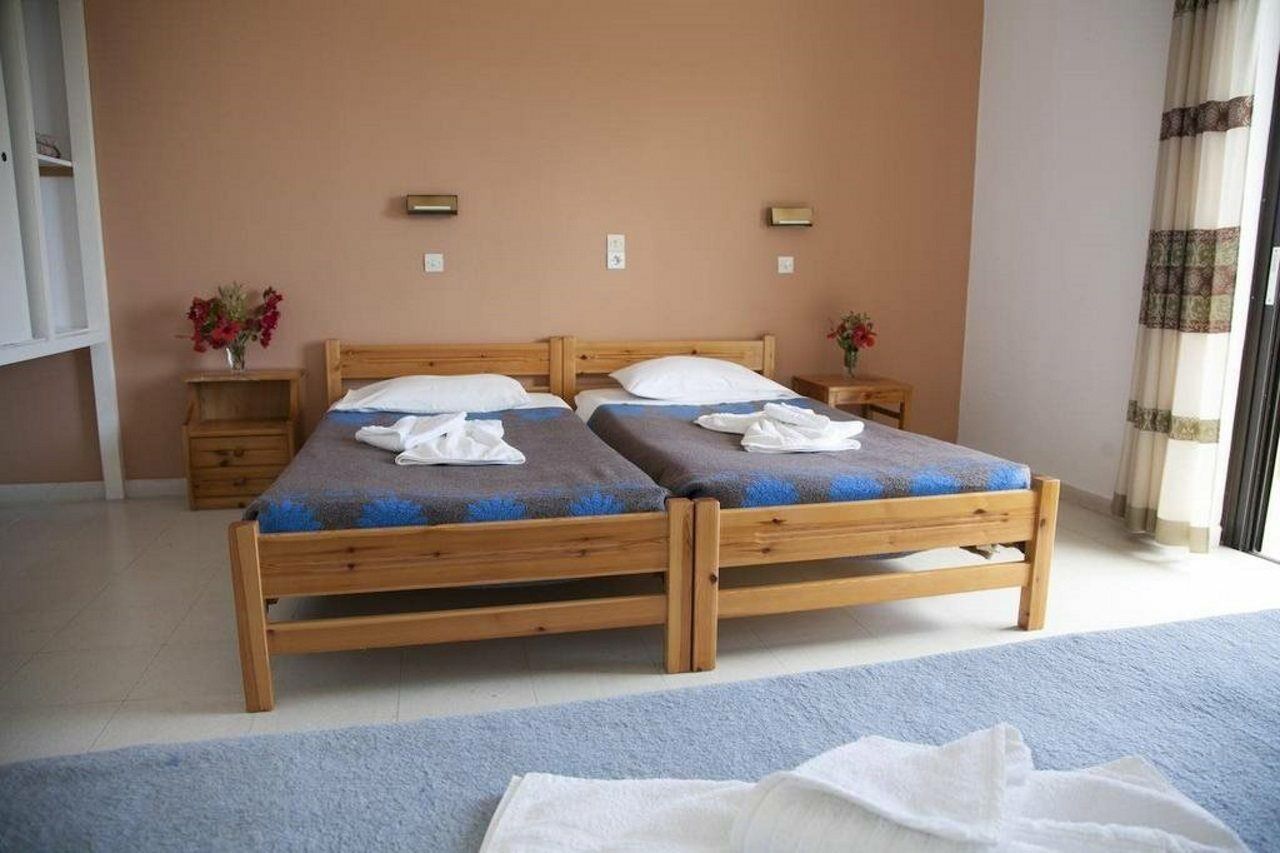 Manolis Aparthotel 2*