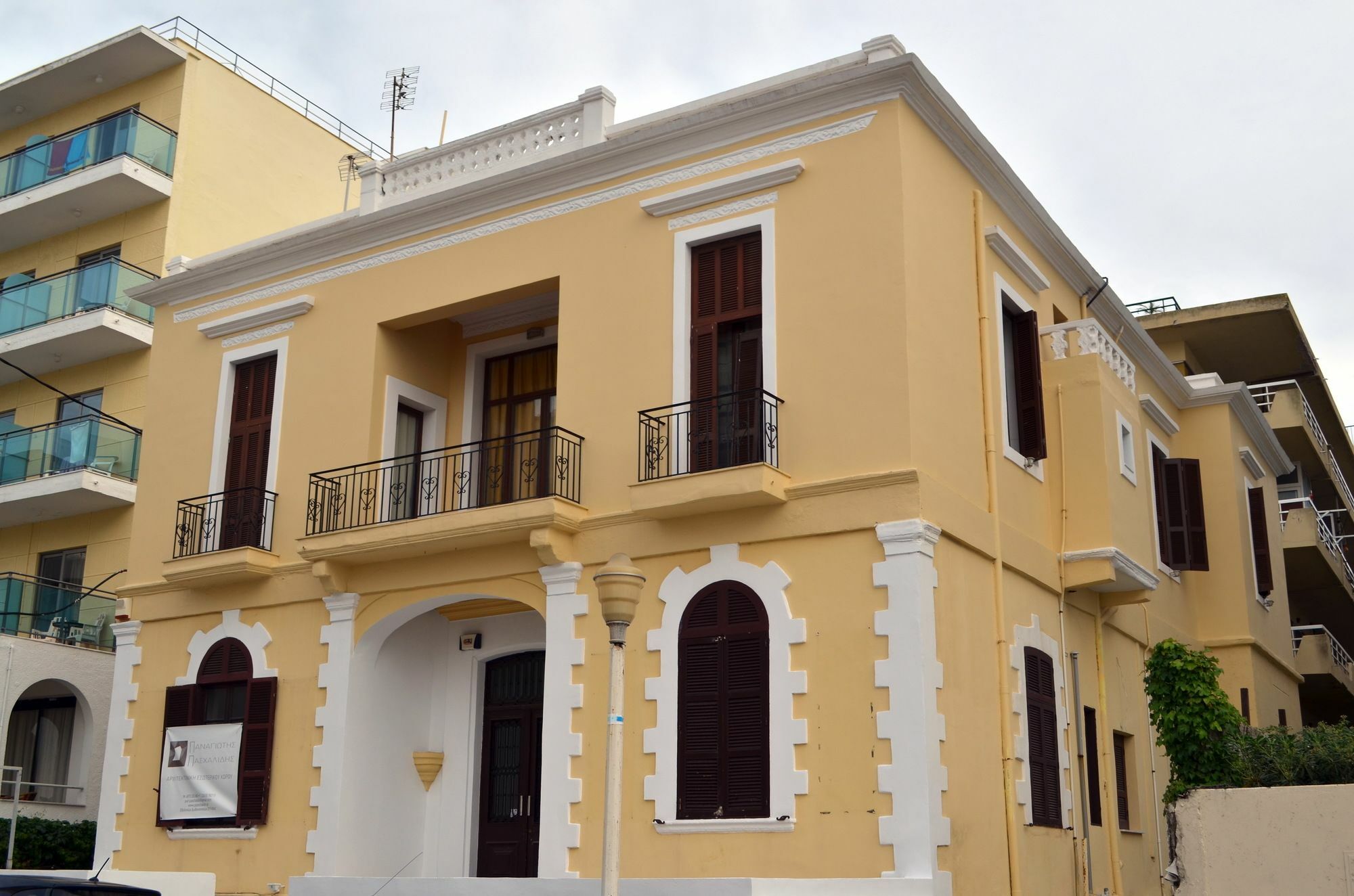 Center House In Rhodes * Rhodes City