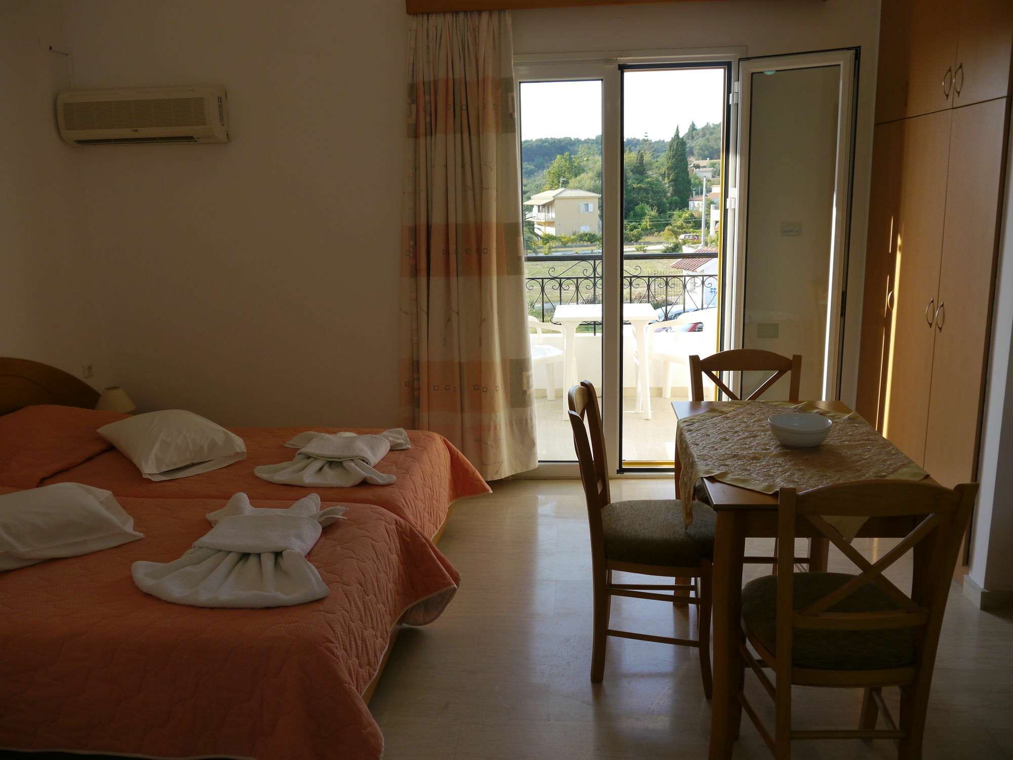 Aparthotel Tria Adelphia