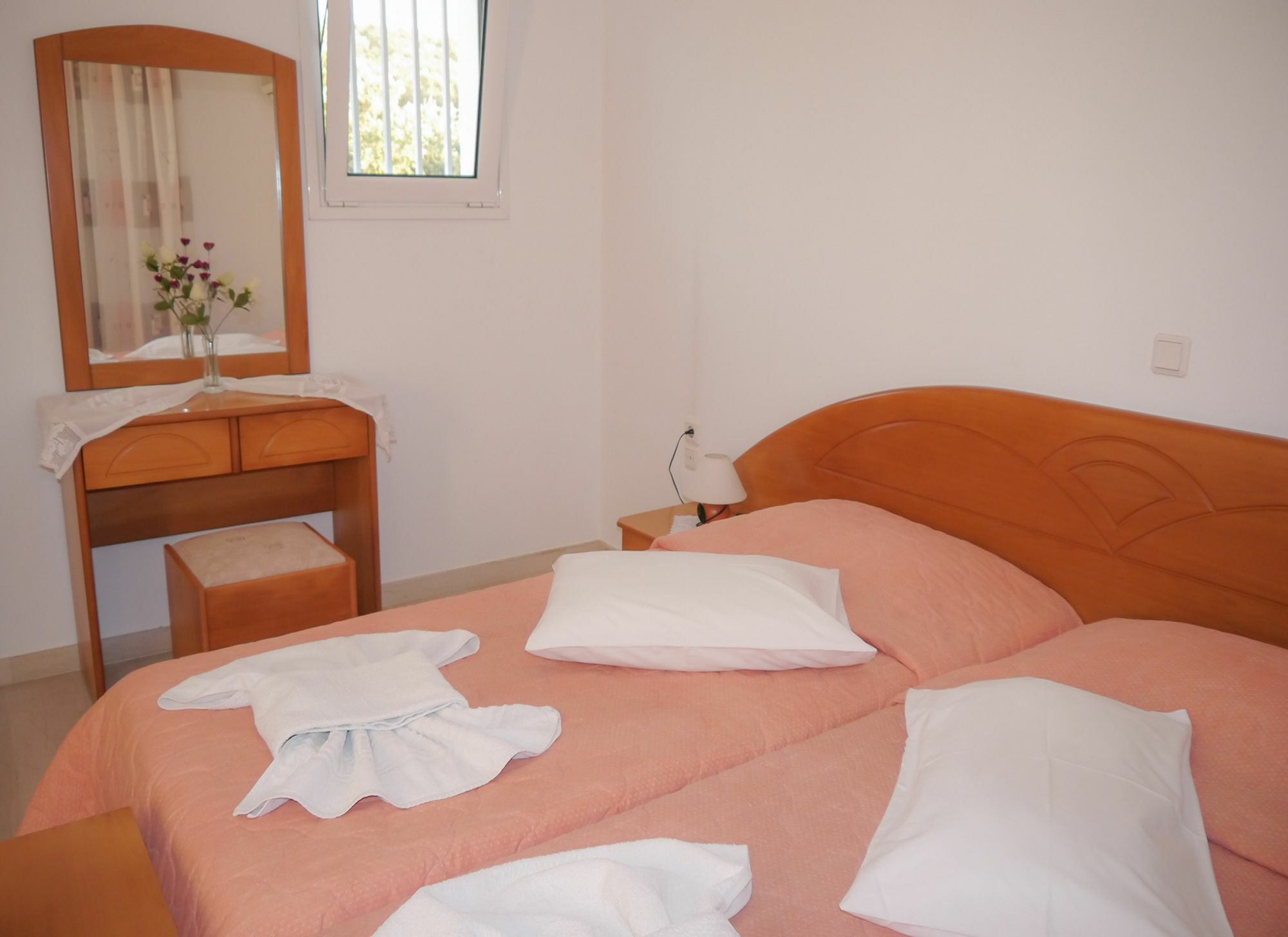 Tria Adelphia 2*