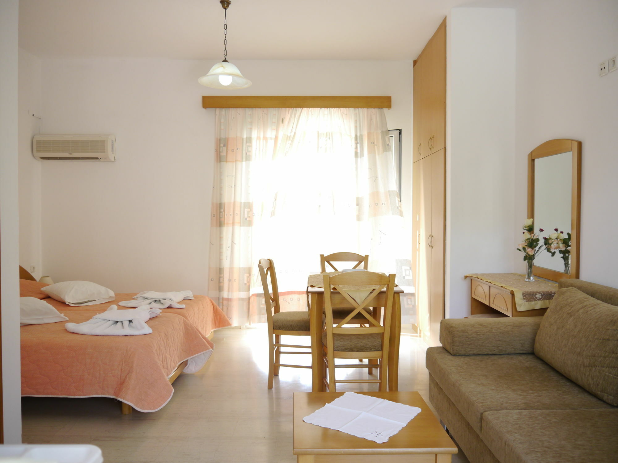 Tria Adelphia Aparthotel