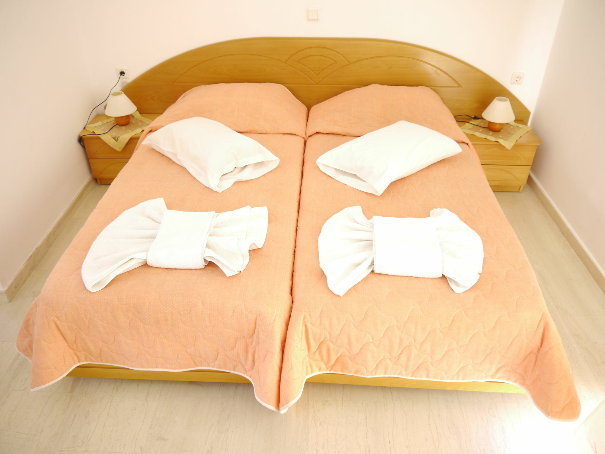Aparthotel Tria Adelphia
