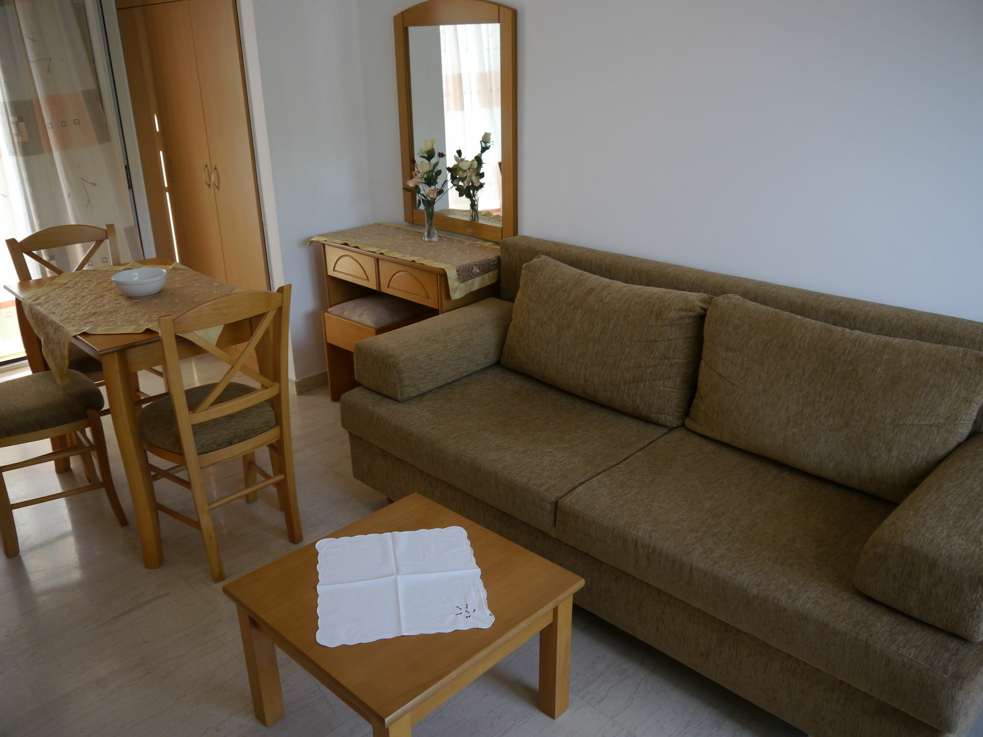 Tria Adelphia 2*