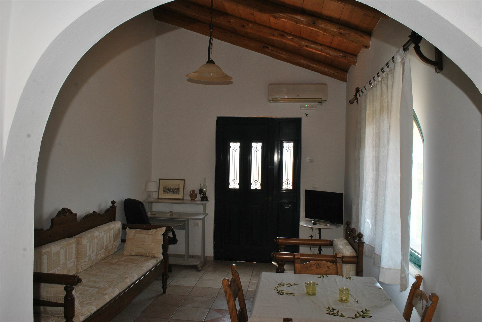 Skandalis Traditional