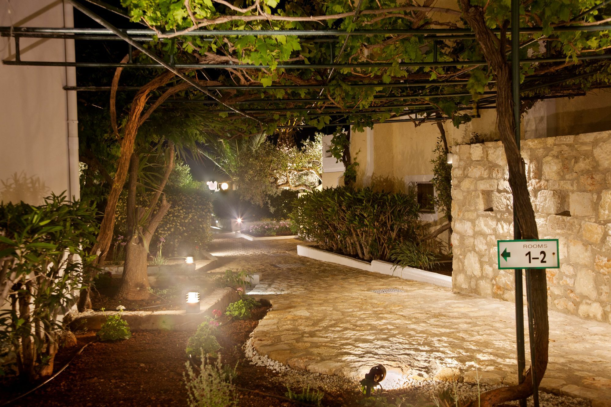 Artemis Village & 4* Stavros (Crete)