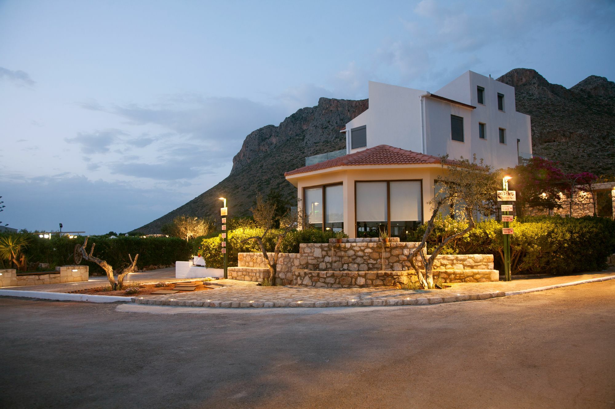 Artemis Village & 4*