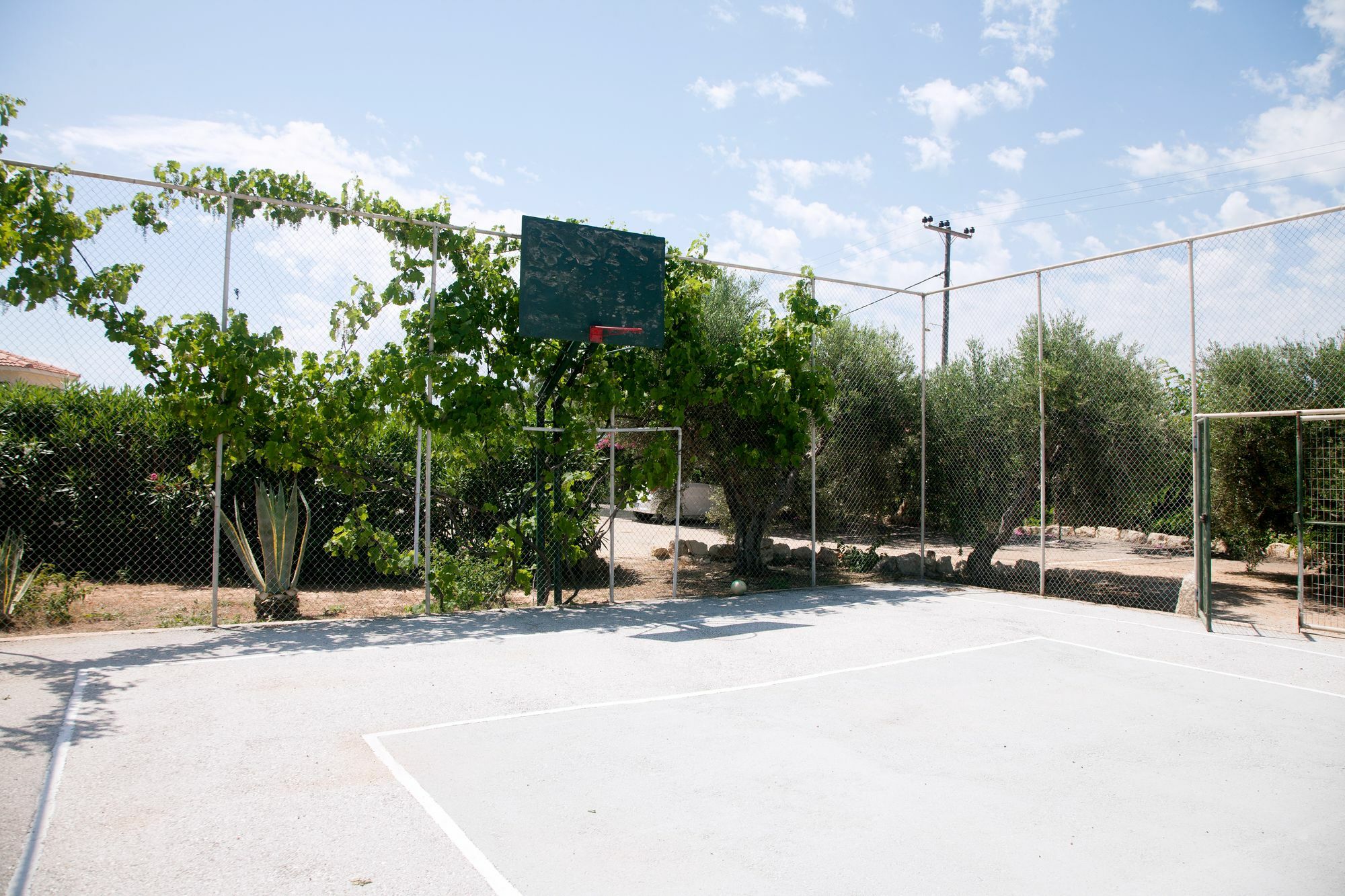 Artemis Village & 4*
