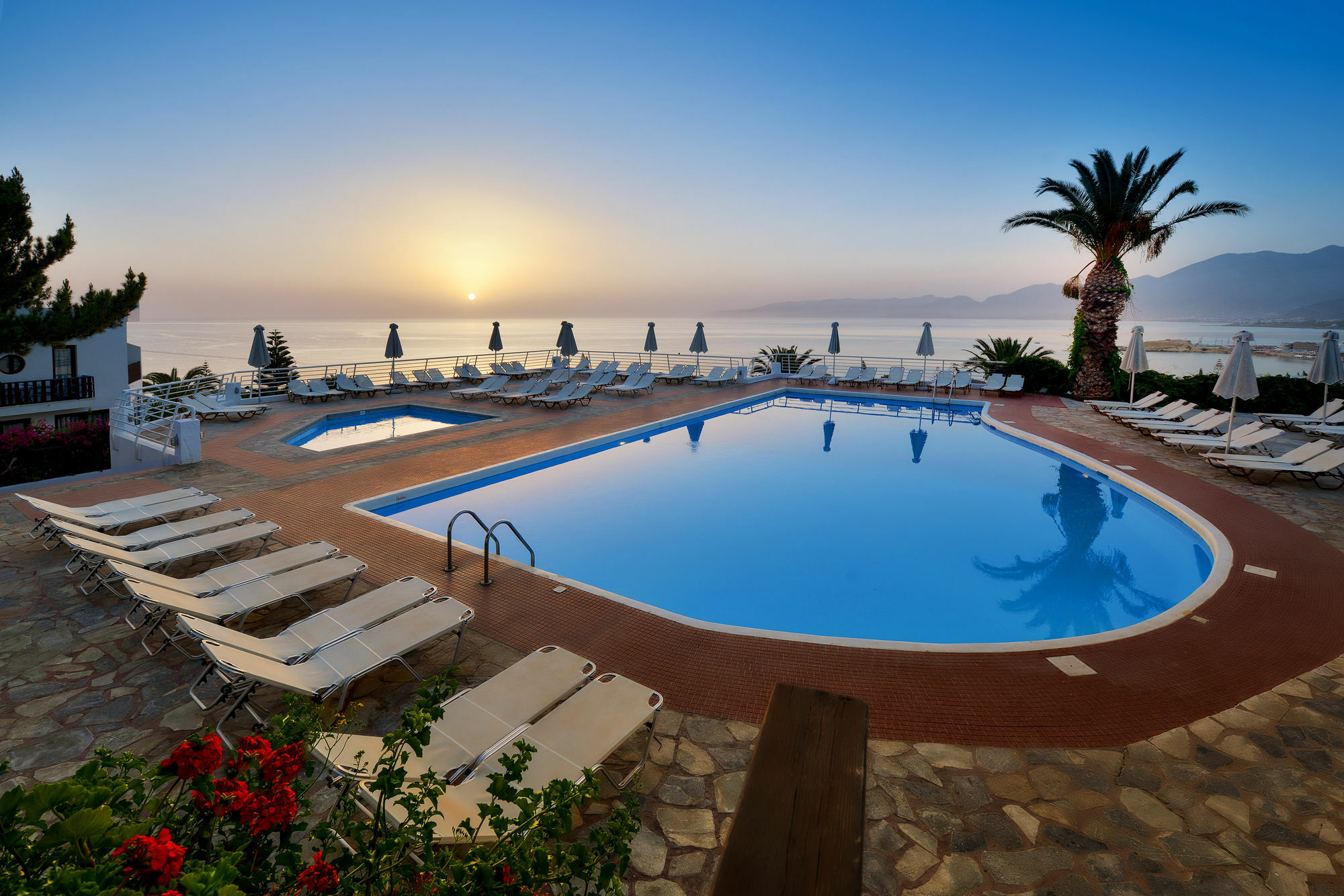 Hotel Village & 4*
