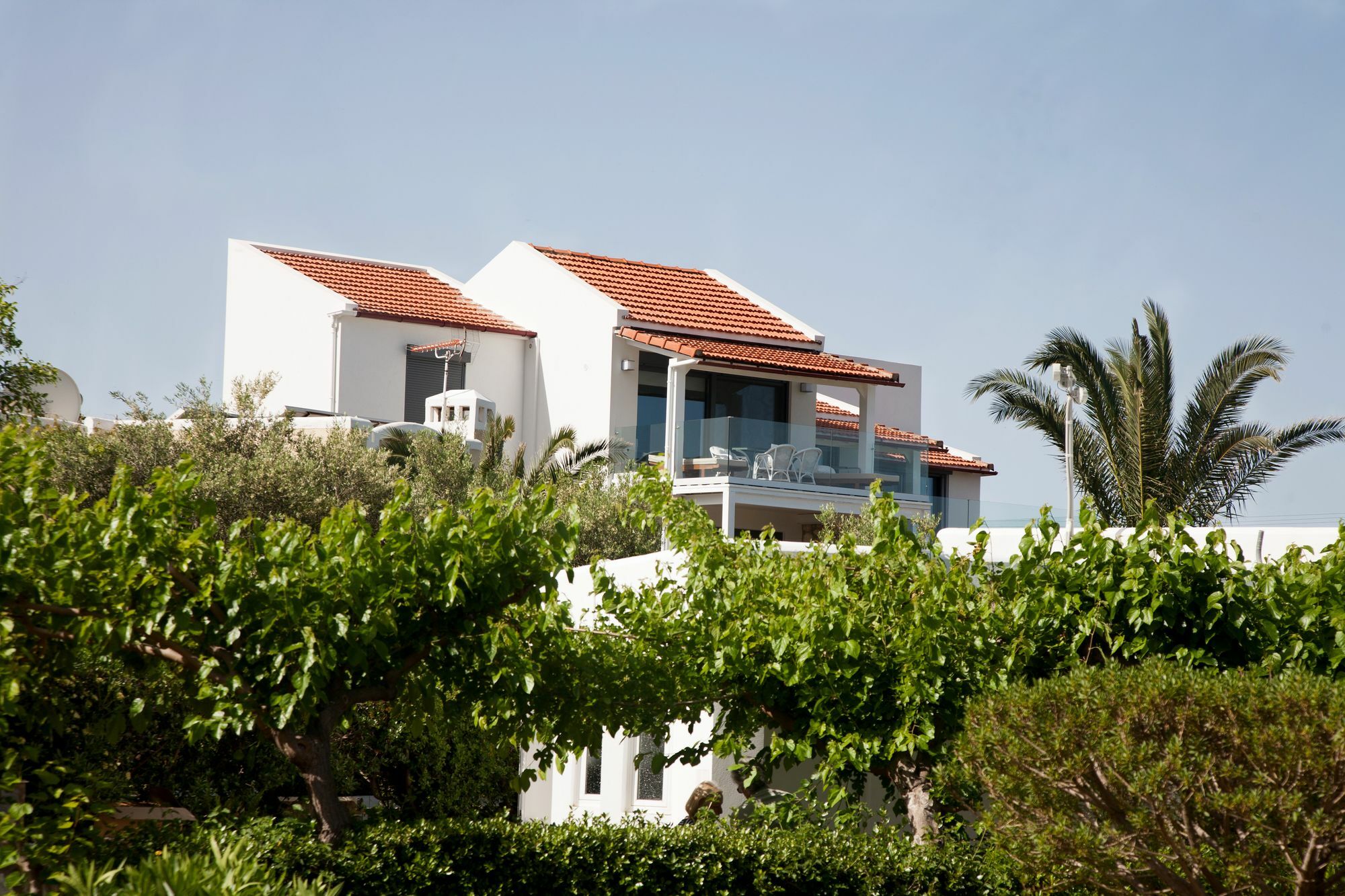 Artemis Village & 4*