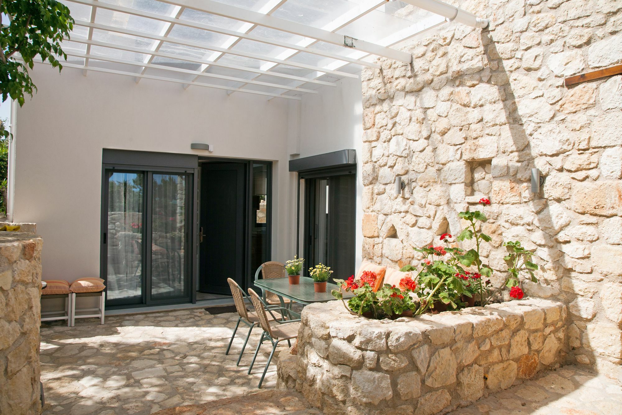 Artemis Village & 4*