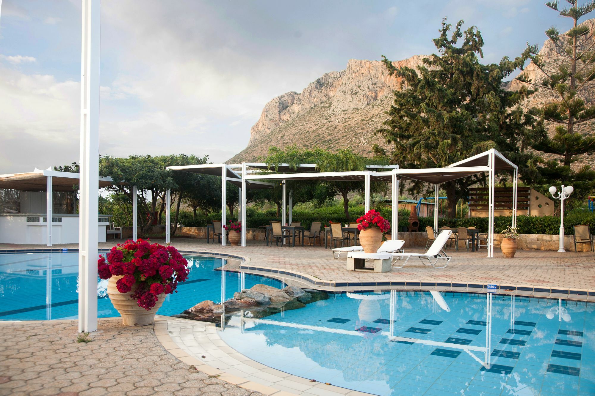Artemis Village & 4*