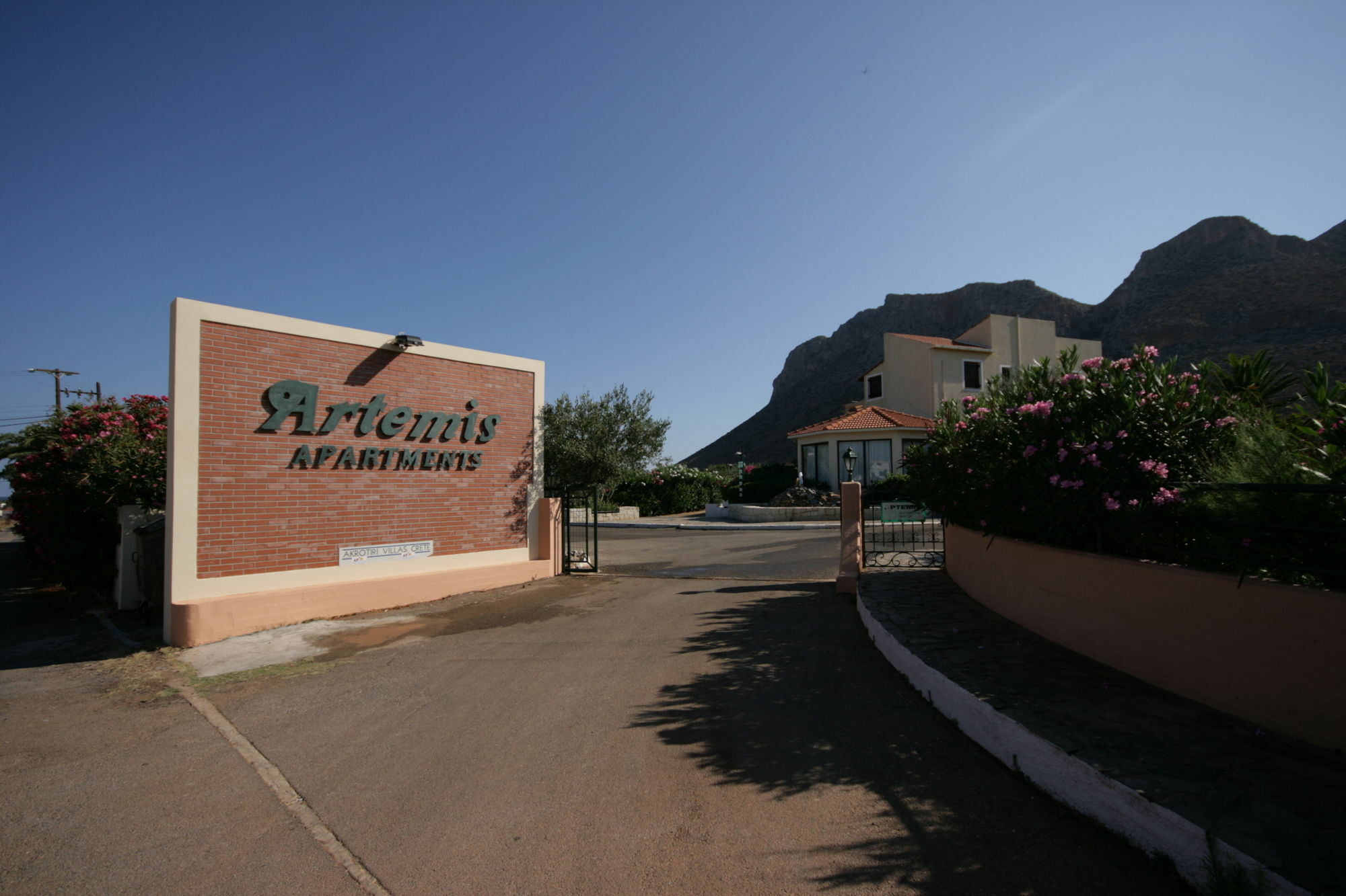 Artemis Village & 4*